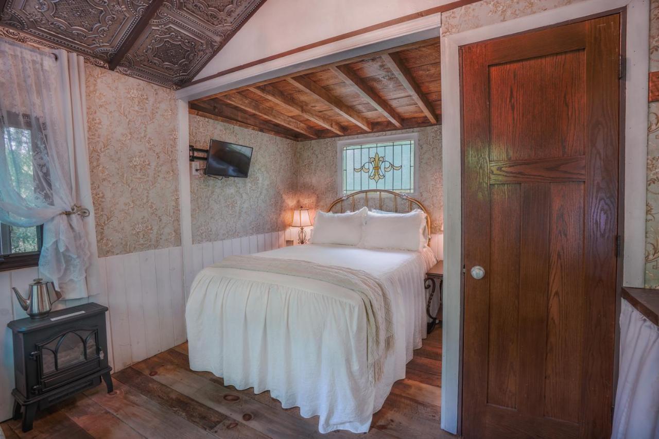 Vintage Wild West Tiny Hotel In The Woods! Pine City エクステリア 写真