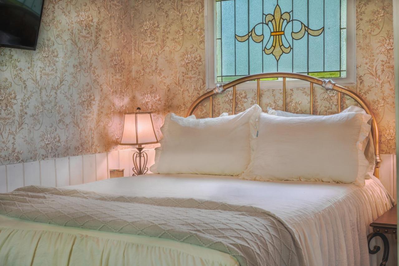 Vintage Wild West Tiny Hotel In The Woods! Pine City エクステリア 写真