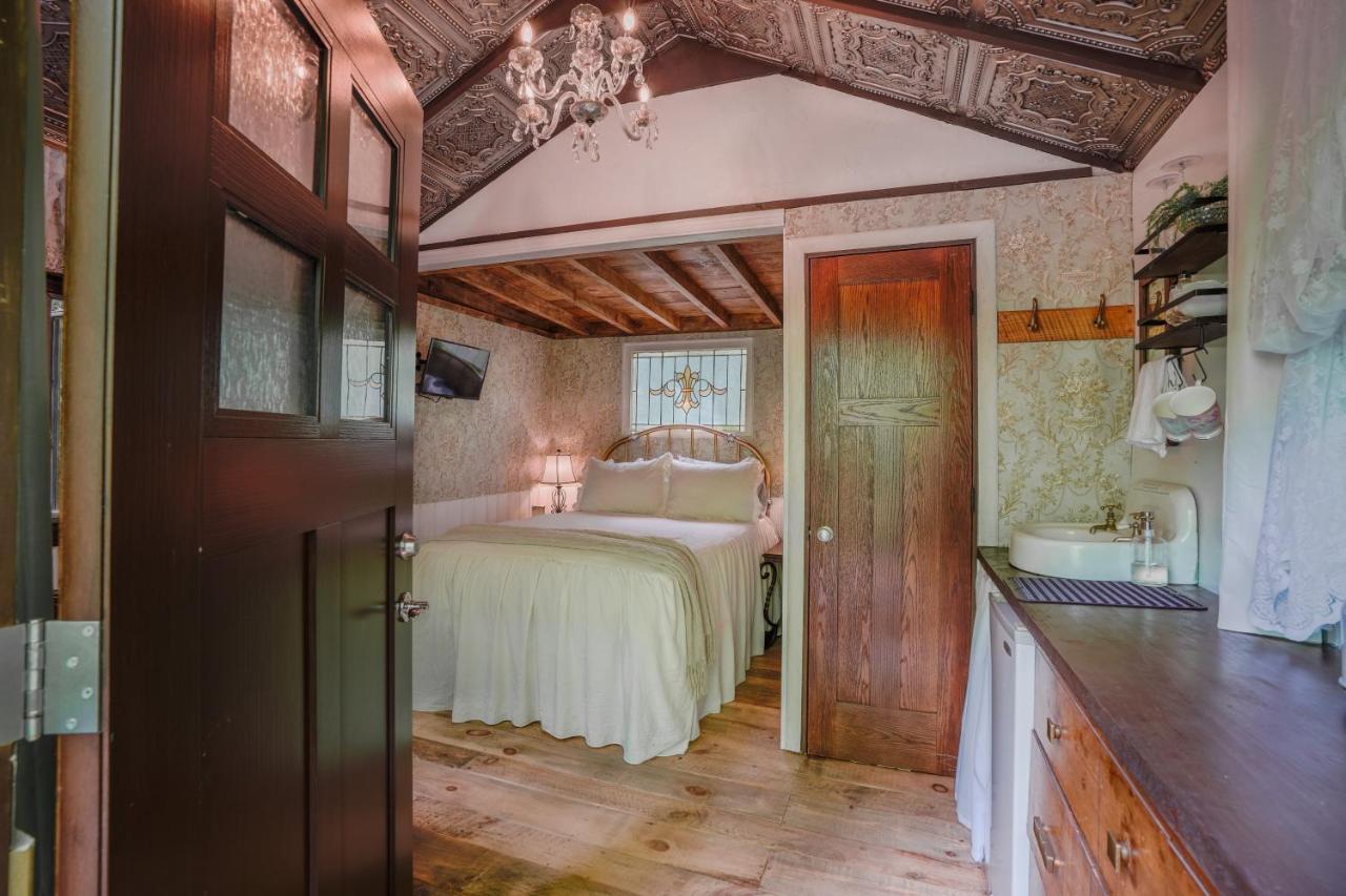 Vintage Wild West Tiny Hotel In The Woods! Pine City エクステリア 写真